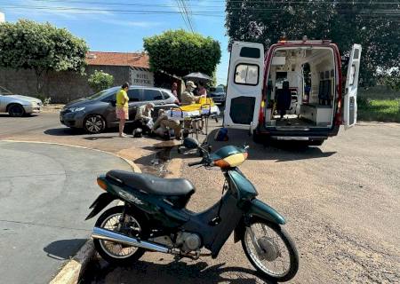 Colisão entre carro e motoneta deixa mulher ferida em Nova Andradina