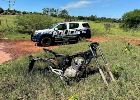 Denúncia leva PM a encontrar quadros de motos ''depenadas'' e carro com droga em Nova Andradina