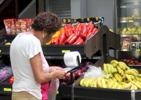 Preço de alimentos e juros contribuíram para frear inflação em 2023