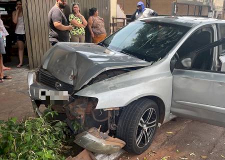 Motorista embriagado colide carro em árvore e atinge uma pessoa em Nova Andradina