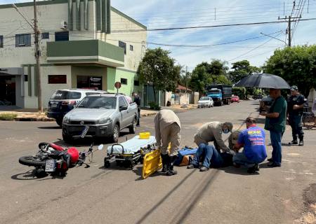 Colisão entre moto e picape deixa mulher ferida na Alcides Menezes de Faria