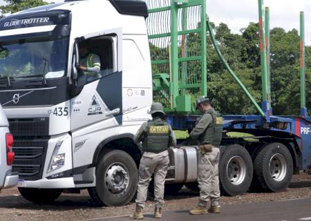 Rodovida: fiscalização educativa na MS-040 aborda mais de 20 motoristas e orienta sobre exame toxicológico