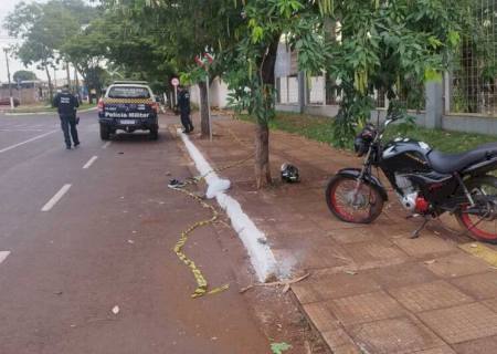 Motociclista morre ao colidir com árvore em Dourados