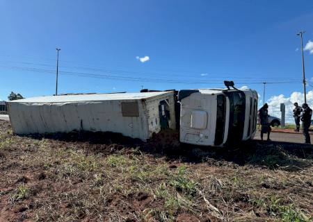 Carreta com container tomba na rotatória do Jardim Universitário