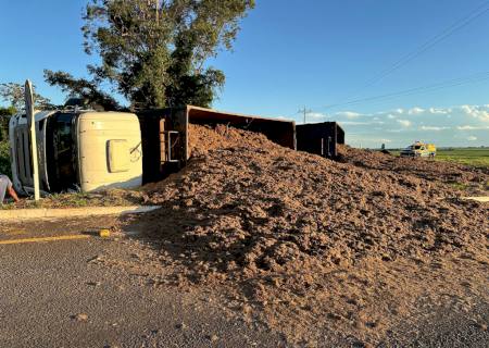 Carreta tomba ao realizar rotatória na MS-473 em Nova Andradina