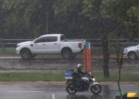 De calorão à pancada de chuvas: terça-feira tem variação climática em MS