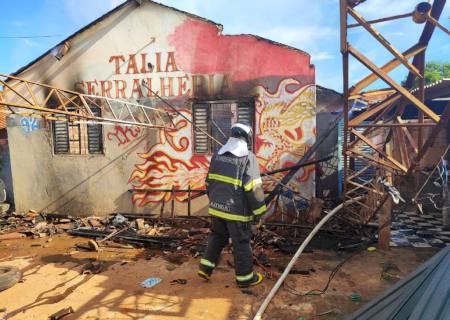 Casa onde homem foi morto em Batayporã é incendiada e polícia investiga ligação com assassinato