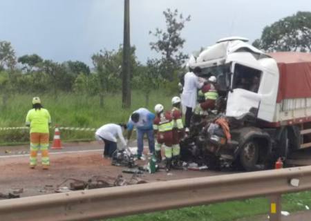 Acidente entre carretas deixa uma pessoa morta e outra ferida na BR-163