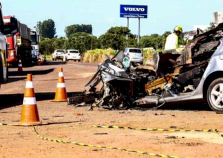 Casal morre ao colidir carro com carreta na BR-163 em Campo Grande