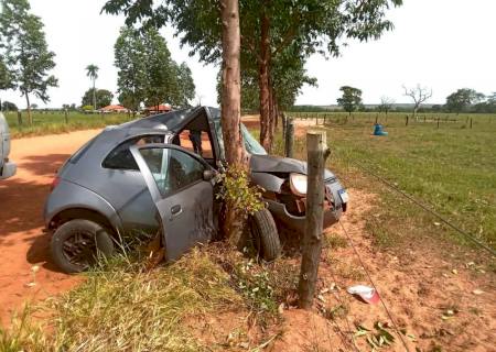 Idoso colide carro em árvore e fica ferido em estrada vicinal de Bataguassu