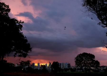 Avanço de frente fria combina sol e probabilidade de chuvas nesta quinta-feira