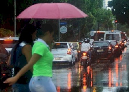 Chuva acumulada pode ultrapassar 50mm em 24h, e guarda-chuvas é item obrigatório nesta terça