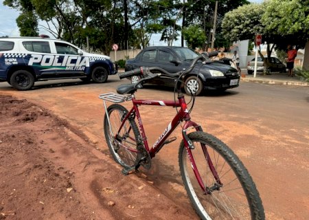 Ciclista fica ferida ao colidir com carro em cruzamento em Nova Andradina