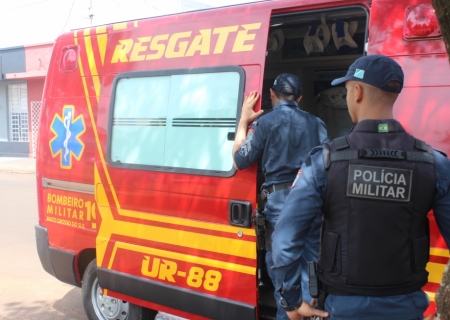 Após colisão com Biz, motorista foge mas deixa para trás a placa do carro