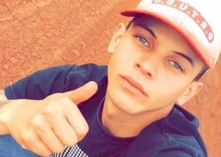 Jovem é morto com sete tiros quando empurrava moto ao lado de namorada em MS