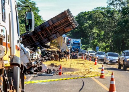 Cinco morrem em acidente entre duas carretas, caminhão e carro na BR-163 em Campo Grande