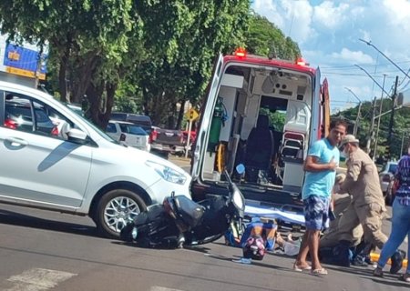 Carro invade avenida Moura Andrade e colhe motociclista