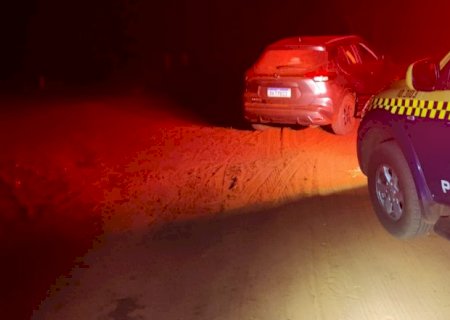 Policiais da PMR flagram carro em 'cabriteira' carregado com mercadorias oriundas do Paraguai em Nova Andradina