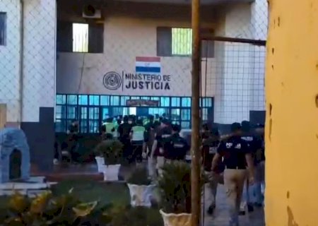 Polícia do Paraguai expulsa presos de facções brasileiras em ação conjunta com a PF