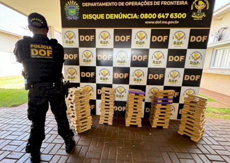 Dupla é presa pelo DOF após colidir em poste com carro carregado com maconha