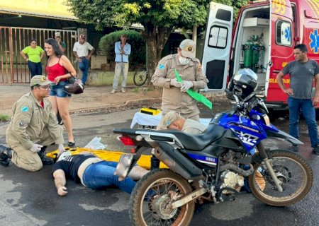 Motociclista sofre queda após colisão com Saveiro na Eurico Soares Andrade