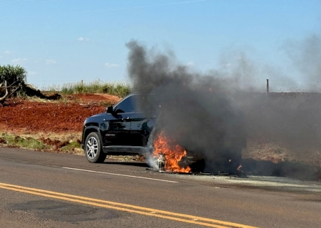 Veículo fica destruído após pegar fogo na MS-134 em Nova Andradina