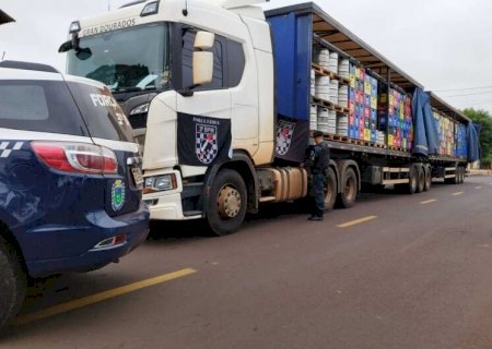 Polícia encontra mais de 400 kg de maconha em meio a carga de bebidas em Dourados