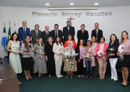 Câmara Municipal de Nova Andradina presta homenagem às mães em Sessão Solene