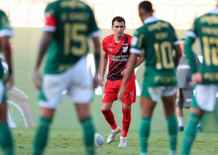 Athletico-PR faz 2 a 0 no Palmeiras e retoma liderança do Brasileirão