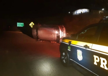 Caminhonete com placas de MS tomba com 1,5 toneladas de maconha no Paraná