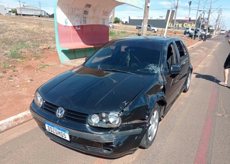 Dupla em moto fica ferida ao cruzar semáforo fechado e colidir em carro