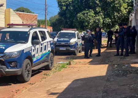 Suspeito de roubo de carros morre em confronto com a polícia na Capital