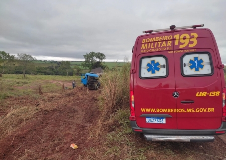 Carreta carregada com açúcar sai da pista na MS-276 entre Batayporã e Anaurilândia