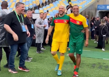 Encontro de Belo e Denilson teve beijo, alfinetada e abraço no Maracanã