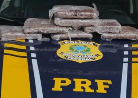 Policiais sentem cheiro de maconha e prendem passageiro de van que seguia com a droga para Campo Grande