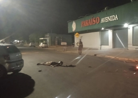 Colisão entre motoneta e carro deixa jovem ferido na avenida Ivinhema