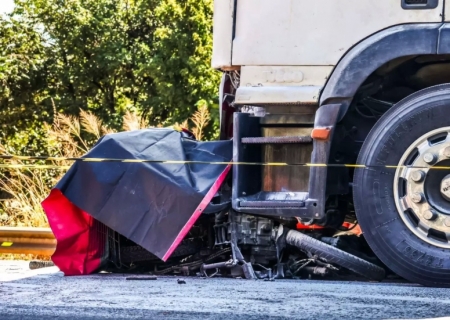 Moto colide de frente com caminhão, explode e piloto morre carbonizado em Campo Grande