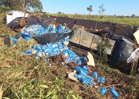 Caminhão carregado com cerveja tomba na MS-276 em Batayporã