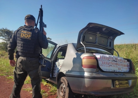 Contrabandista abandona carro abarrotado com cigarros em Maracaju