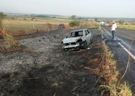 Carro fica totalmente destruído por incêndio na MS-395 entre Bataguassu e Anaurilândia