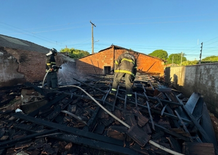 Imóvel fica quase destruído após incêndio em Nova Andradina