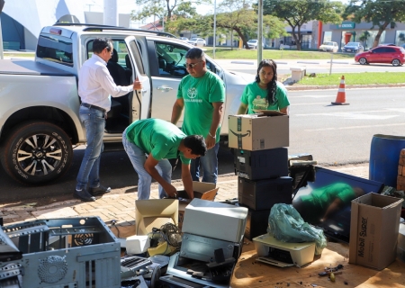 Nova Andradina recolhe 1,5 tonelada de lixo eletrônico em Drive Thru