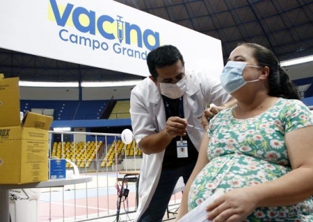 Médicos alertam gestantes sobre importância da vacinação no pré-natal