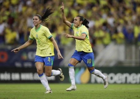 Com dois gols de Marta, Seleção Brasileira goleia Jamaica por 4 a 0