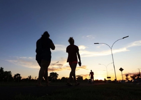 Apesar de temperaturas amenas ao amanhecer e à noite, tempo quente e seco é destaque nesta quinta-feira