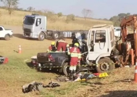 Duas pessoas morrem em colisão entre caminhão e caminhonete na BR-163