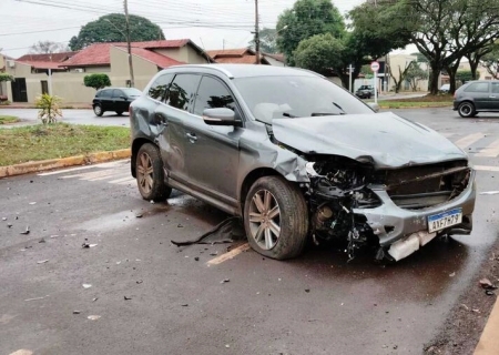 Traficante abandona veículo carregado com maconha após acidente no centro de Dourados