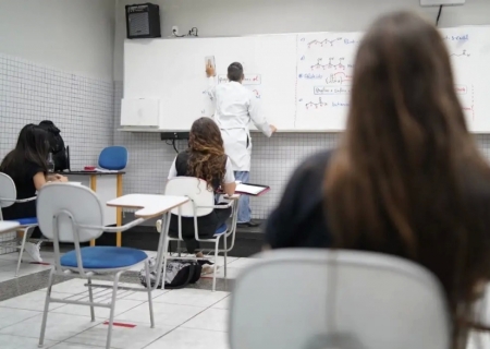 Diretores de escolas estaduais: cai número de contratado por indicação