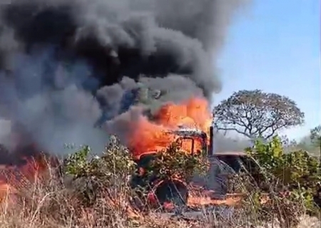 Bombeiros atuam há quatro dias para conter incêndio iniciado por caminhão e monitora foco na Bolívia