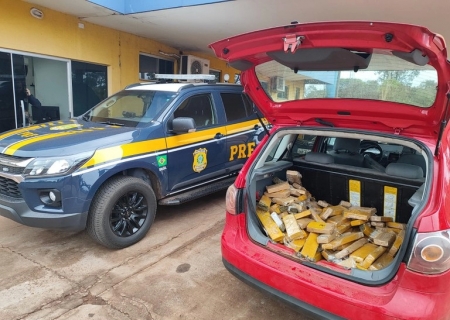 PRF apreende veículo com quase 100 kg de maconha em Água Clara